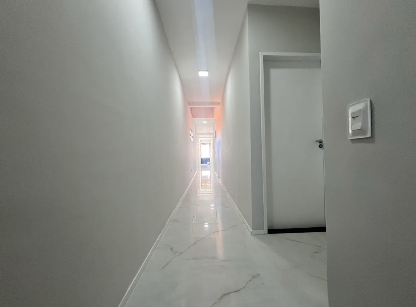 Corredor interno da Mund Offices em Fortaleza