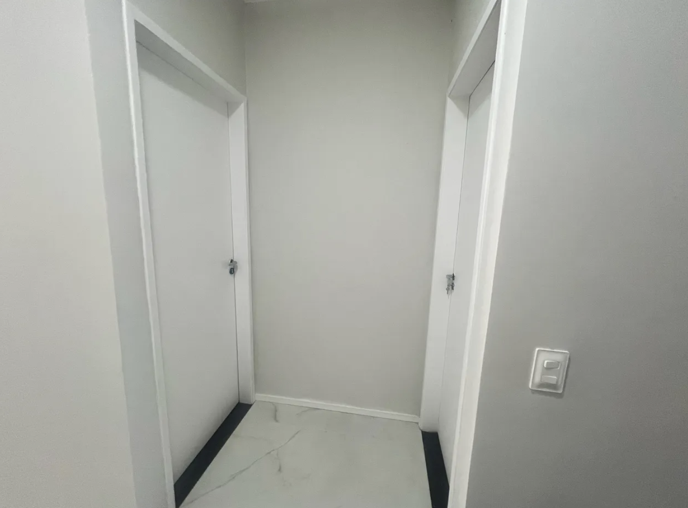 Corredor com salas privativas da Mund Offices